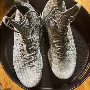 LeBron Sneaks “CITY SERIES”